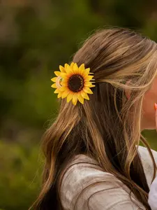 Sweet Sunflower Hair Claw Clip, Simple Fresh Floral Hair Accessory, Suitable for Outdoor Casual, Dating, Party, Gift Idea