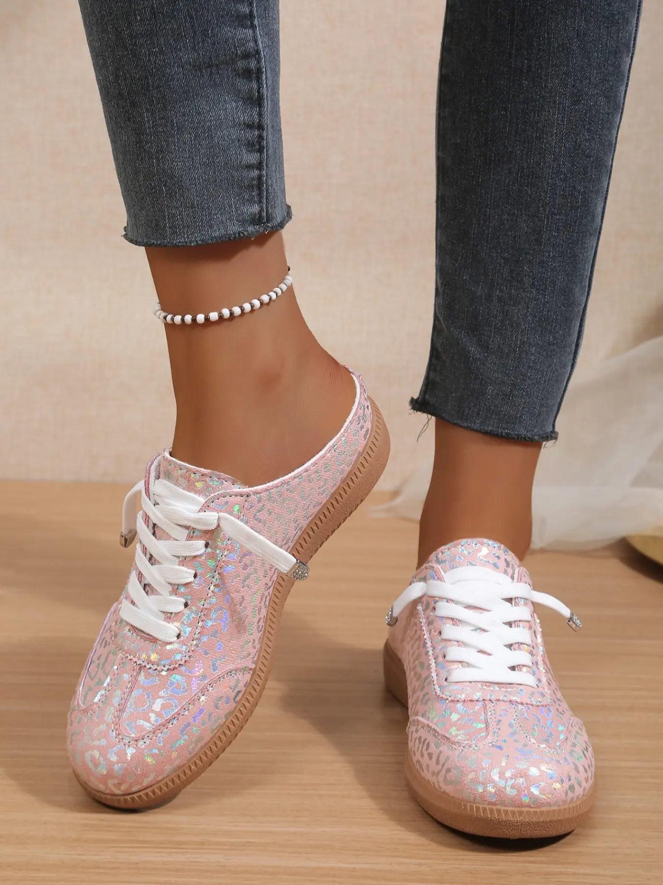 Women's Flat Slip-On Mules, Anti-Slip Round Toe Shoes, Breathable Mesh Material, Comfortable One-Step on Design, Ideal for Daily Wear
