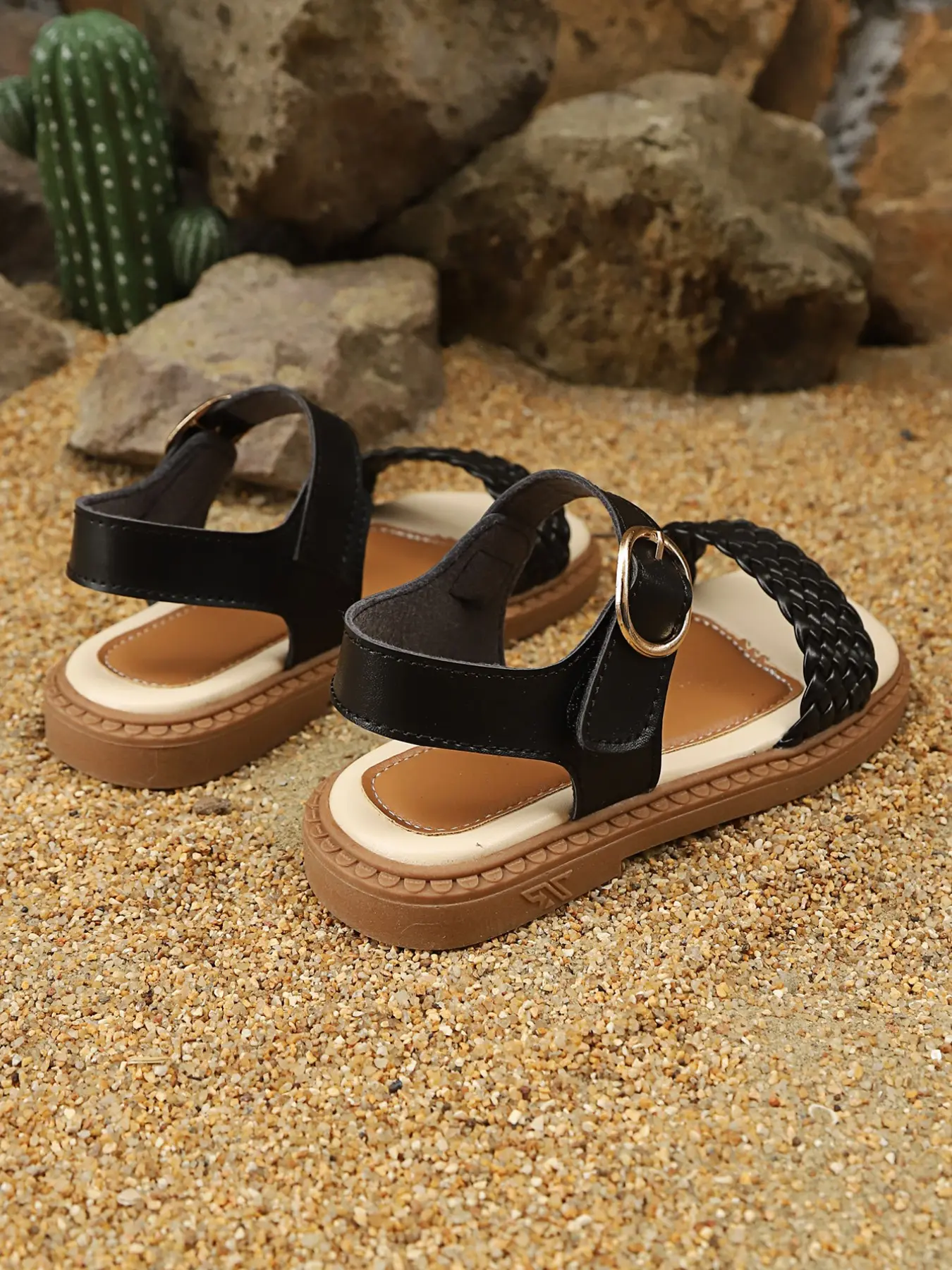 Summer Girls' Outdoor Buckle Flat Strappy PU Sandals, Lightweight and Comfortable, Ideal for Daily Wear and Travel, Essential Footwear for Kids