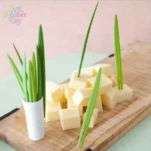10PCS Bamboo Leaf Shaped Fruit Fork Set, Green Leaf Design Food Picks, Cute Reusable Dessert Forks for Home Kitchen, Party, and Food Serving