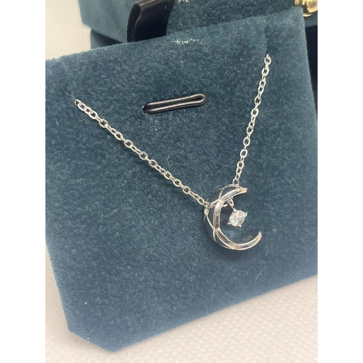 Elegant Crescent Moon Pendant Necklace for Women, Dainty Quilted Cresent Charm with Sparkling Accent, Luxury Celestial Jewelry, Perfect Gift for Girlfriend, Birthday, Anniversary, Valentine's Day, Trending Boho-Chic Accessory