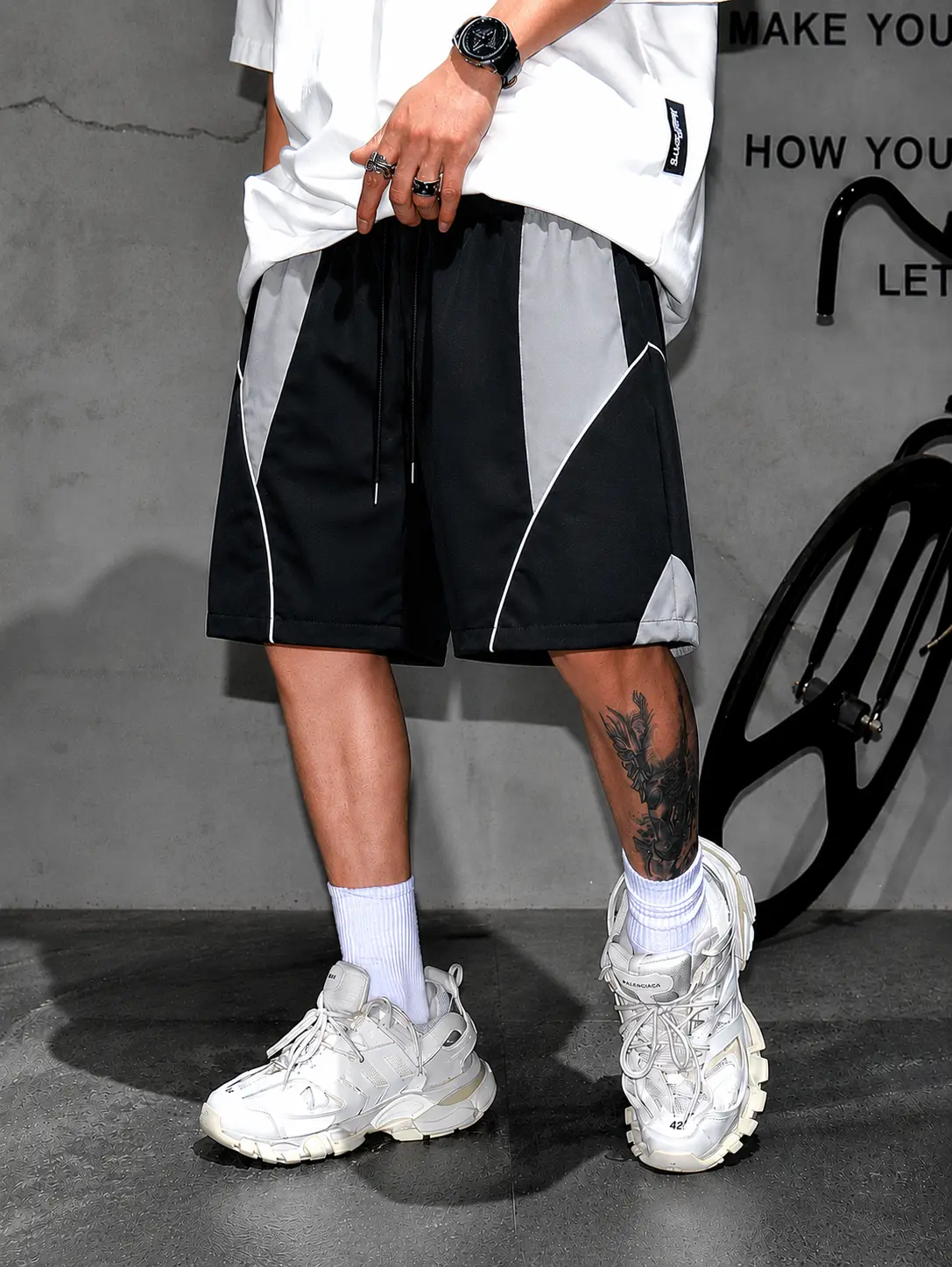Men’s black-and-gray contrast color curved patchwork basketball shorts, 1990s retro high-street drawstring athletic shorts, American street style drawstring casual sports shorts, lightweight summer style #MensBasketballShorts