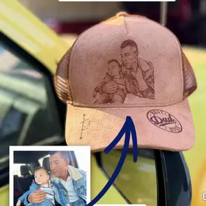 Gorra de gamuza, Gorra grabada láser, Regalo para novio, Gorra con logotipo, Moda urbana hombre, Parche personalizado, Gorra ajustable, Regalo de cumpleaños, Gorra personalizada, Regalo corporativo, Gorra estilo camionero, Gorra streetwear, regalo papá