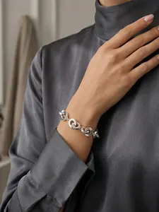 A silver interlocking circular bracelet with a simple and modern design, suitable for wearing in various scenarios such as daily commuting, casual dating, etc.