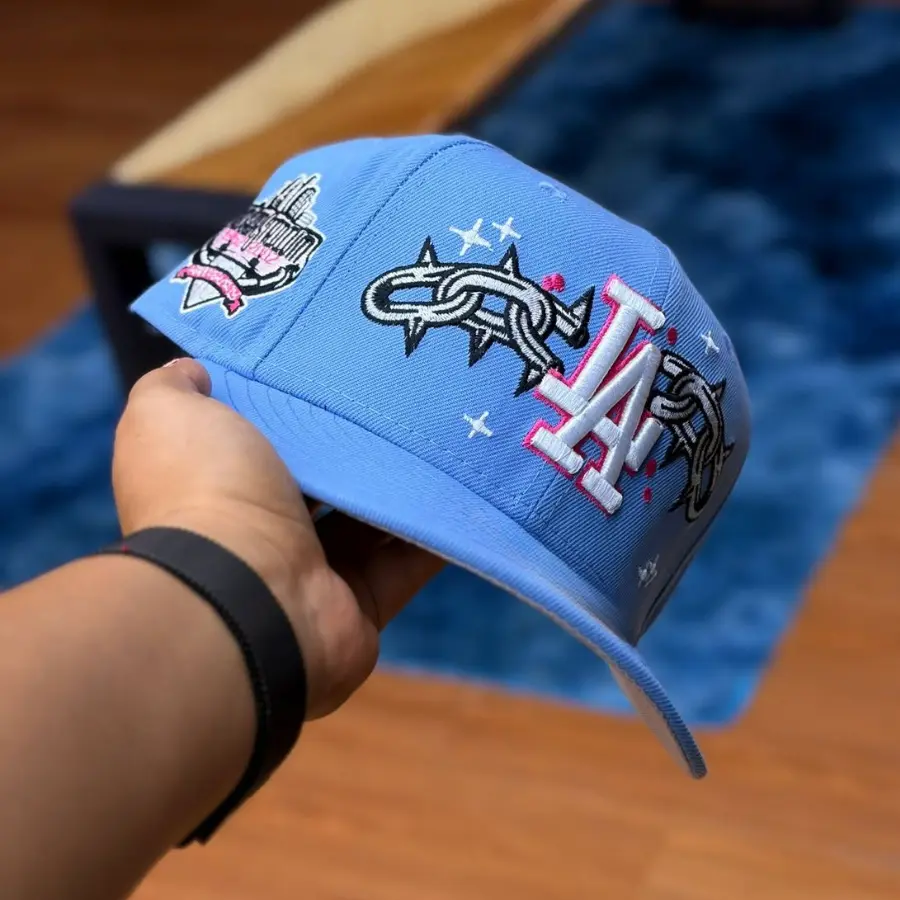 Sky Blue New Era 9FORTY Los Angeles Dodgers Curved Brim Baseball Hat, Pink Embroidered LA Logo & Pink Undervisor, Premium MLB Streetwear Cap, Collector’s Limited Edition 2026 Urban Streetwear Gorra premium, moda urbana para hombres y mujeres