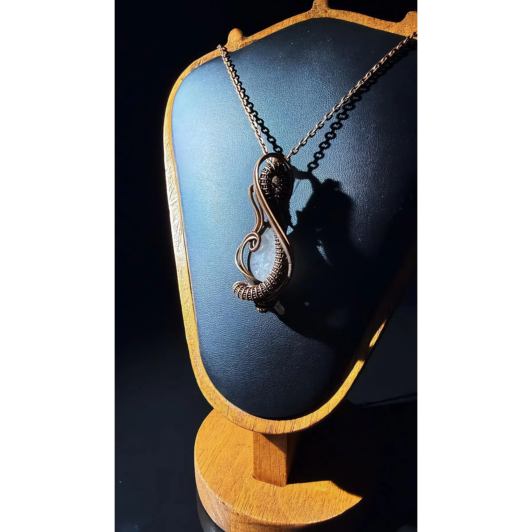 Elegant Wire-Wrapped Phoenix Motif Pendant Necklace, 60cm Long Chain, Includes Pendant, for Everyday Wear (Costume Jewelry Fashion Accessory)
