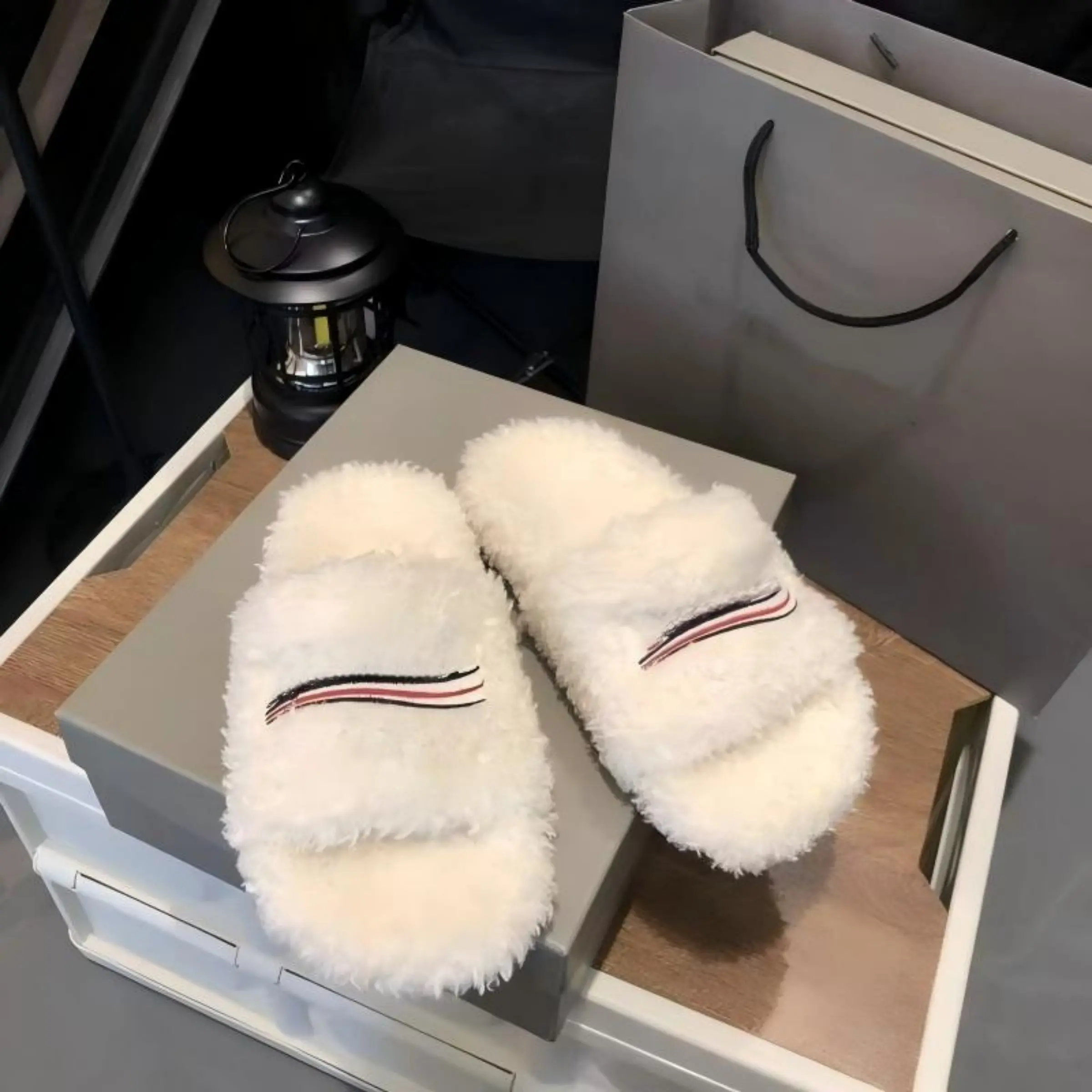 2026 Men Women Slippers Ladies Winter Fur Fluffy Furry Warm Letters Sandals Breathable Lightweight Comfortable Fuzzy Girl Flip Flop Slipper, Indoor House Slippers, Non-slip Sole, Home Bedroom Shoes, Plush Warm Slippers, Soft Cozy Footwear