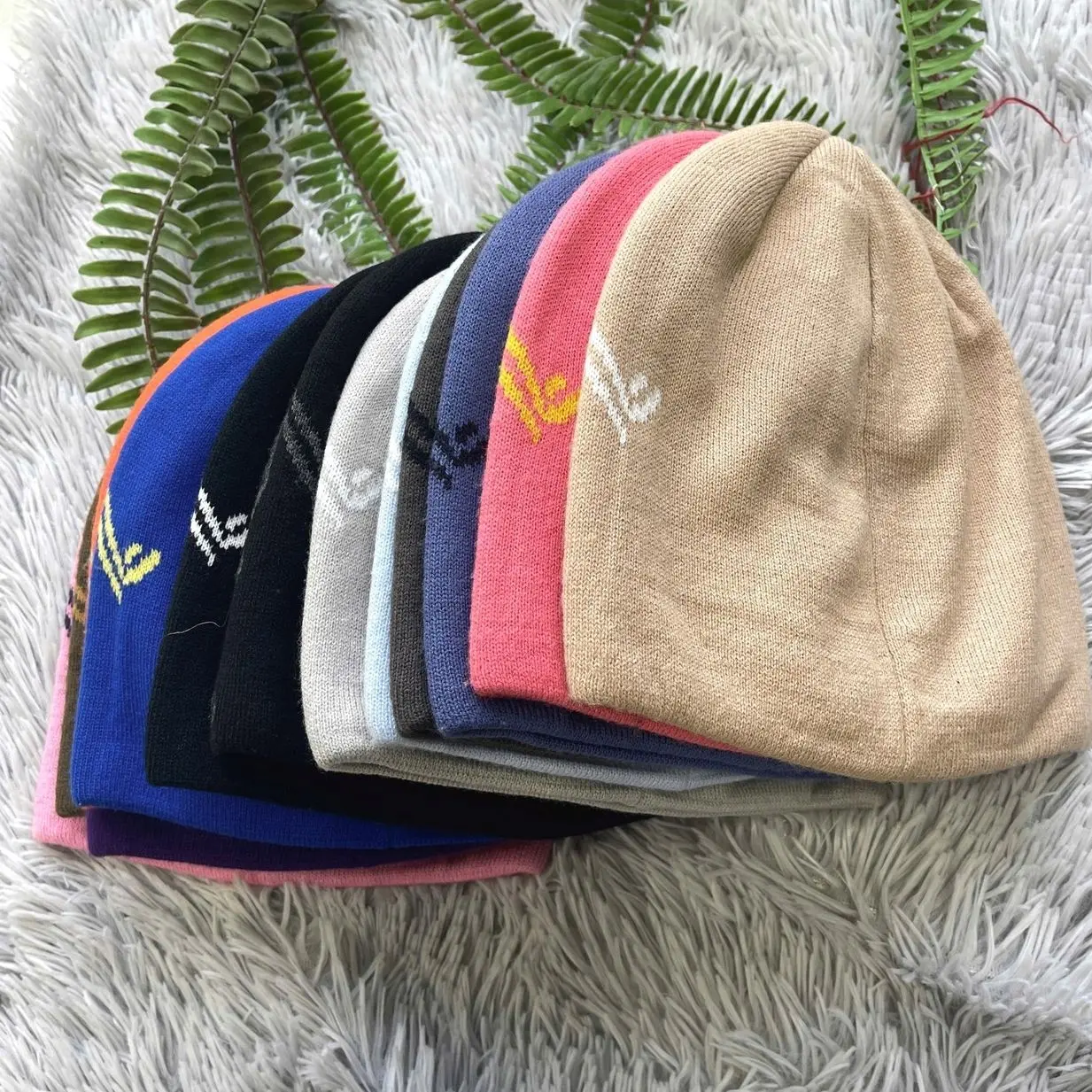 Trendy Y2K wool beanie – warm, breathable and comfy, Ideal for skiing, mountain hikes & winter streetwear looks.