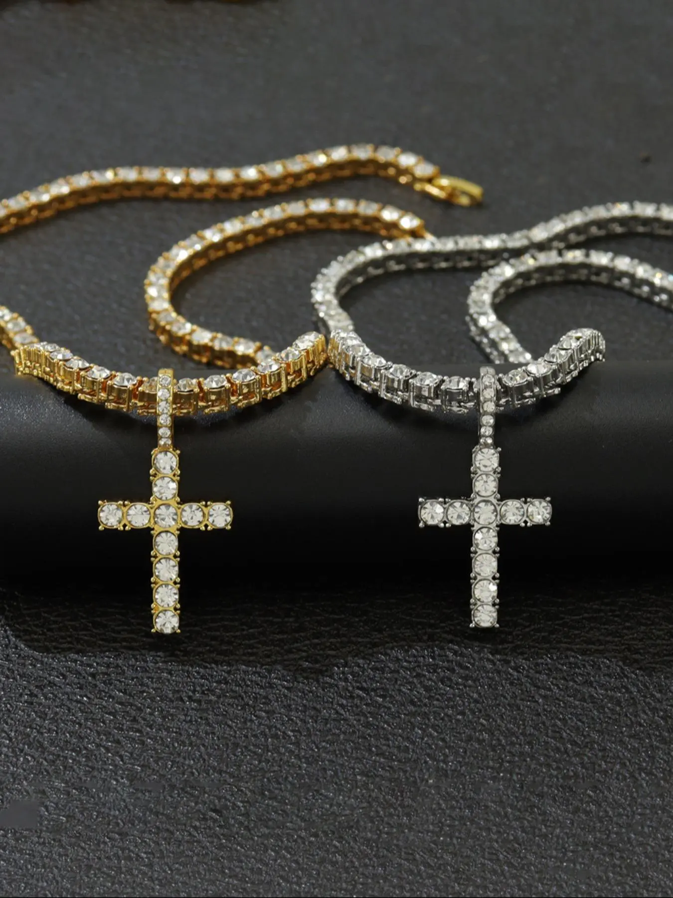 The hip-hop diamond cross necklace is suitable for daily wear, vacation dates, and other occasions, and is also a surprising and exquisite jewelry gift, Dainty Choker Necklaces, Cross Chain