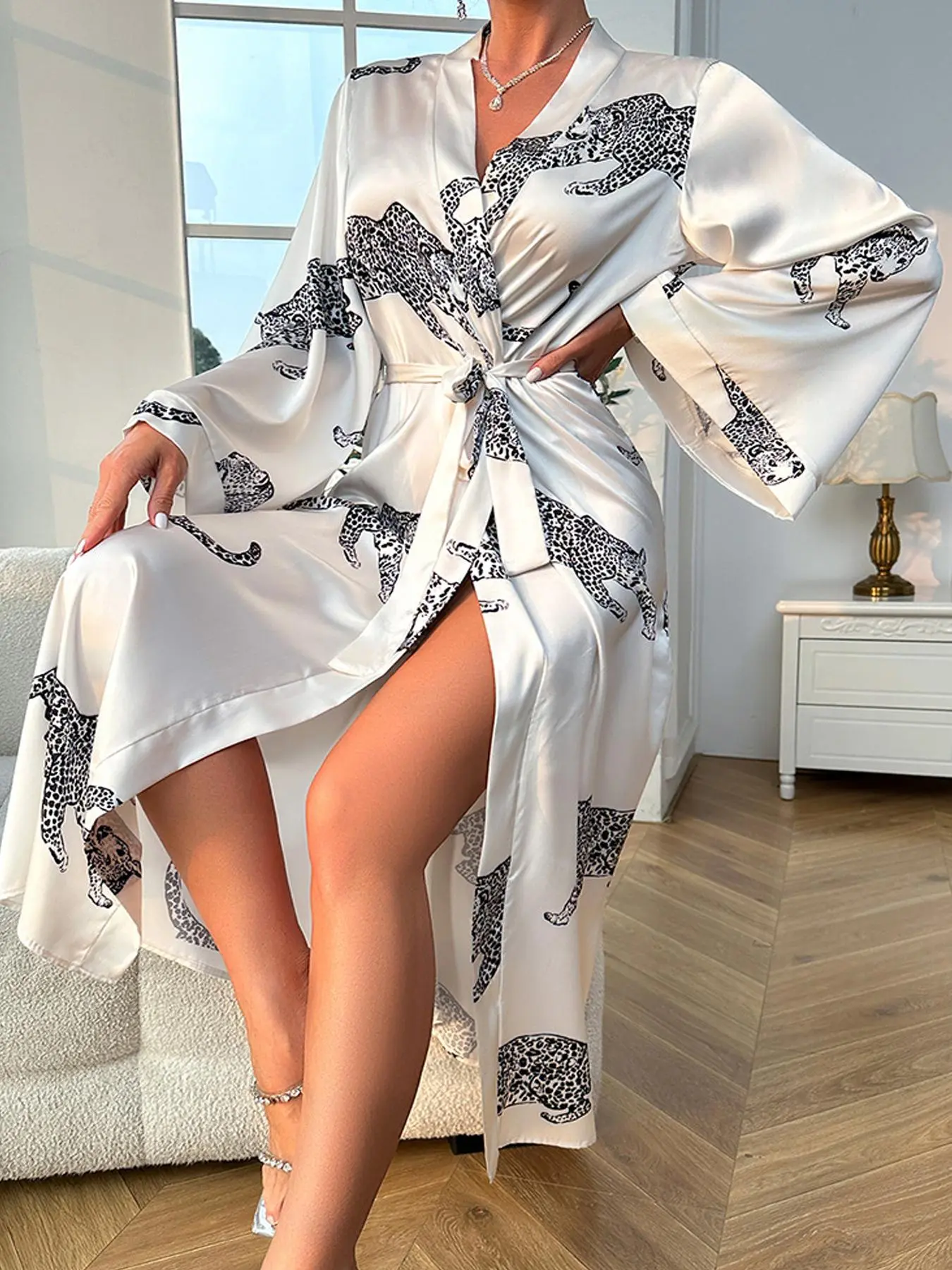 Plus Size Oversized Women's Leopard Print Long Sleeve Belted Adjustable Satin Bathrobe Nightwear Robe, Sexy Elegant Aesthetic Fashion Kimono Sleeve V Neck Dressing Gown, Women's Sleepwear & Loungewear for All Seasons