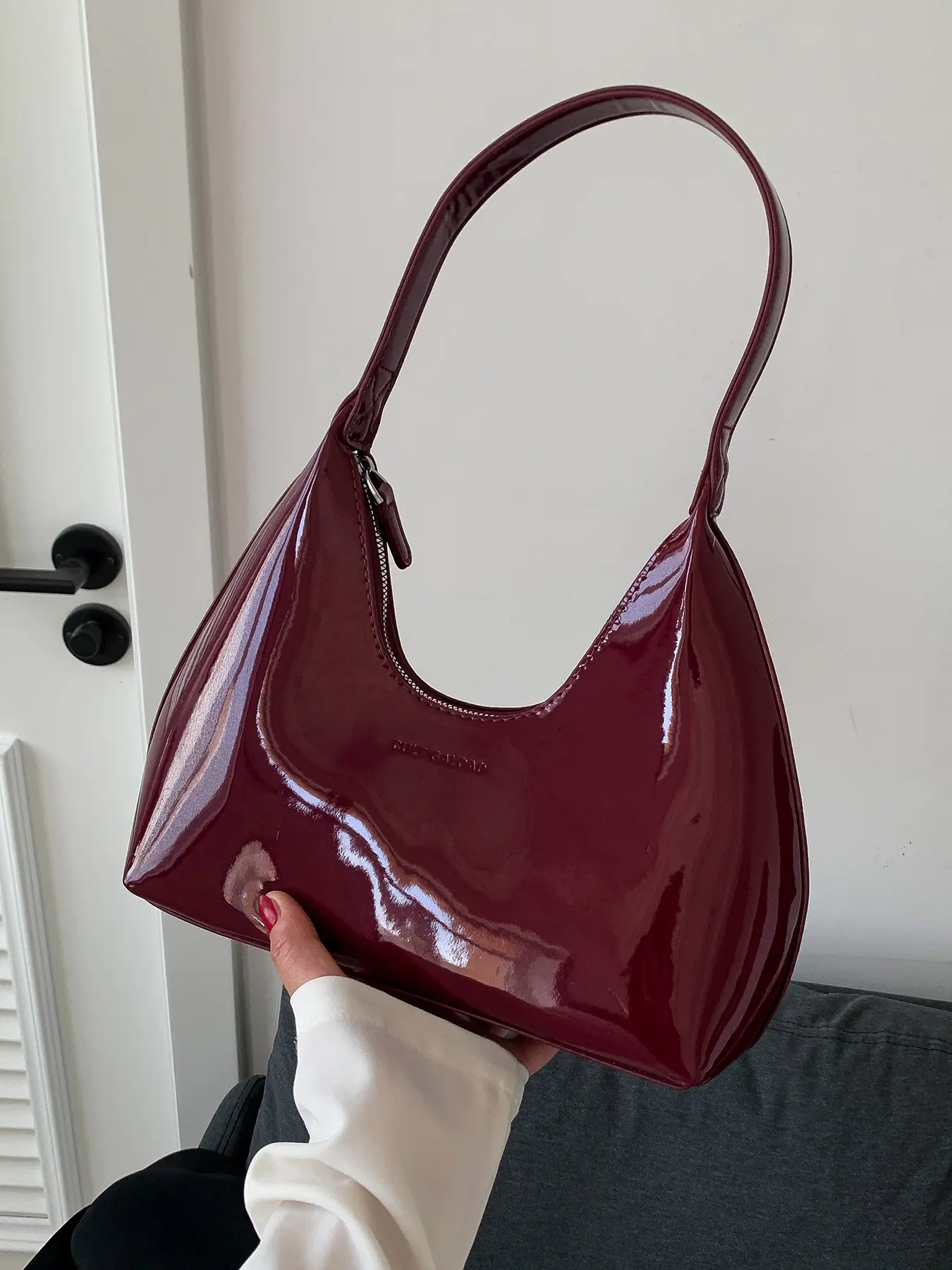 A must-have for Valentine's Day, Simple and high-end Angola red crescent bag, Half Moon Bag, Casual Crossbody Bags, Crossbody Handbags, retro elegant armpit bag with curved shoulder strap design, suitable for casual gatherings, dates, and dinners