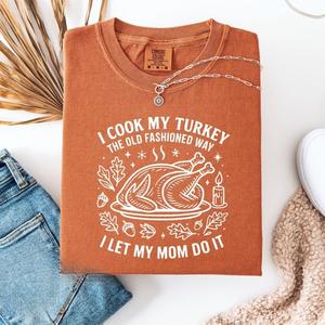 Comfort Colors I Cook My Turkey The Old Fashioned Way I Let My Mom Do It T-Shirt, Funny Thanksgiving Retro Family Dinner Tee Humor Gift Idea Tee