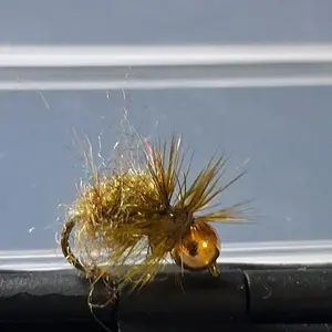 Golden Sparkle Fly Fishing Lure with Durable Hook and Feathers for Enhanced Catch Rate