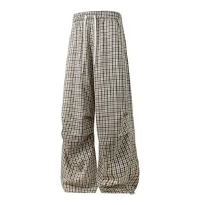 Vintage ruched plaid cargo pants for men, high‑street wide‑leg casual trousers for spring and autumn, loose paratrooper‑style pants that can be cuffed, men’s curved‑cut wide‑leg casual trousers