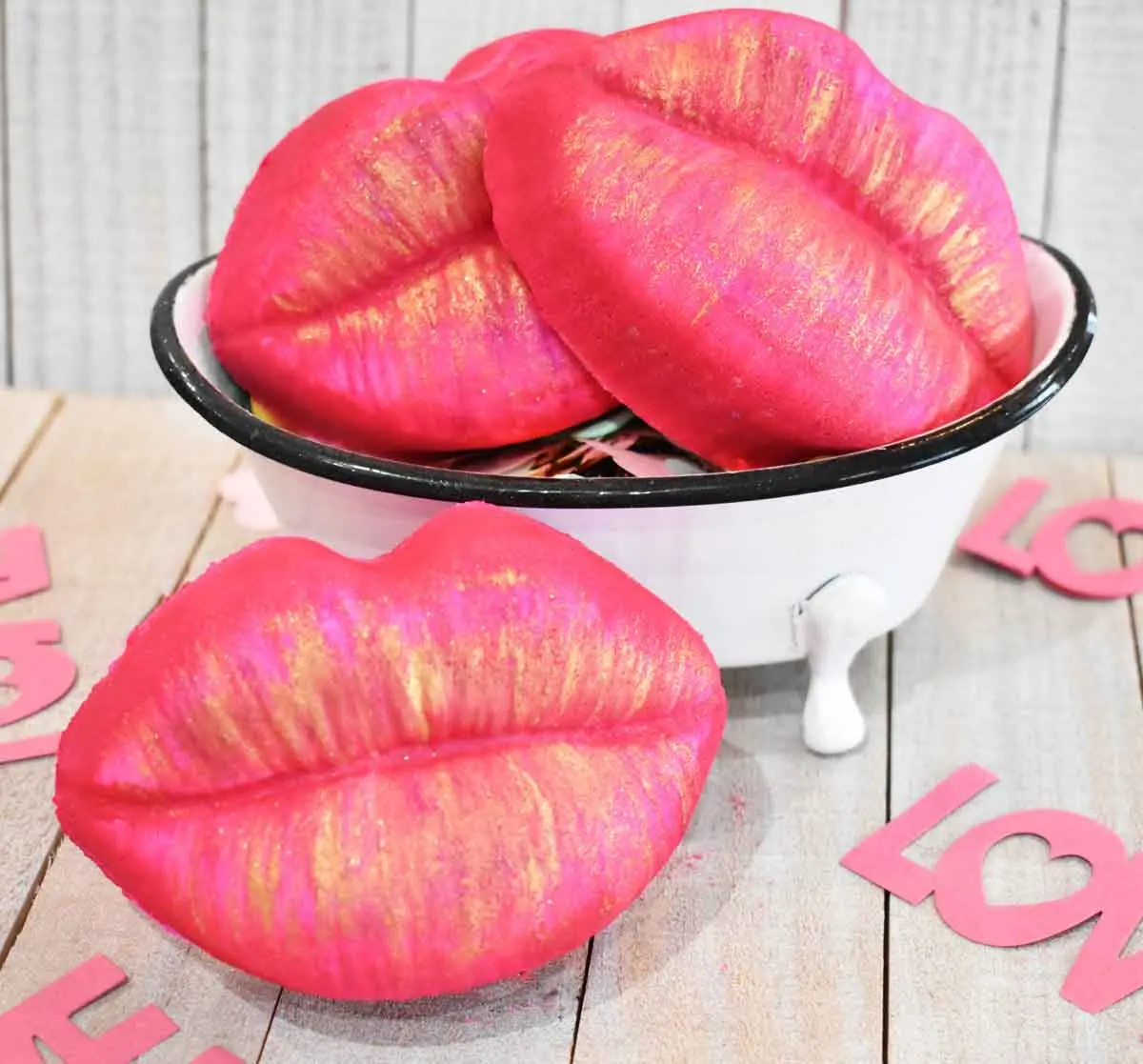 Pucker Up Bath Bomb