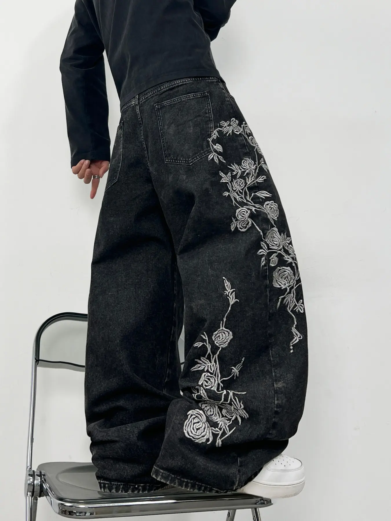 Men's Baggy Wide-Leg Oversize Jeans, Rose Embroidered Streetwear Denim Pants, Y2K Loose-Fit Skater Jeans in Light Wash for Casual & Everyday Wear