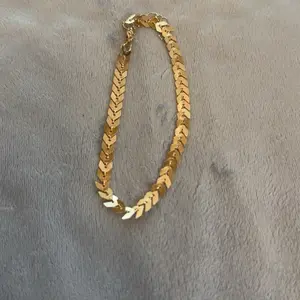 Gold Color Leaf Design Bracelet with Interlocking Links for Women's Fashion Accessory