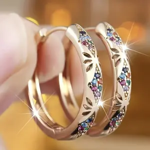 A pair of women's classic, luxurious,fashionable, elegant and versatile exquisitejewelry inlaid with cubiczirconia, suitable forparties, weddings and daily wear.