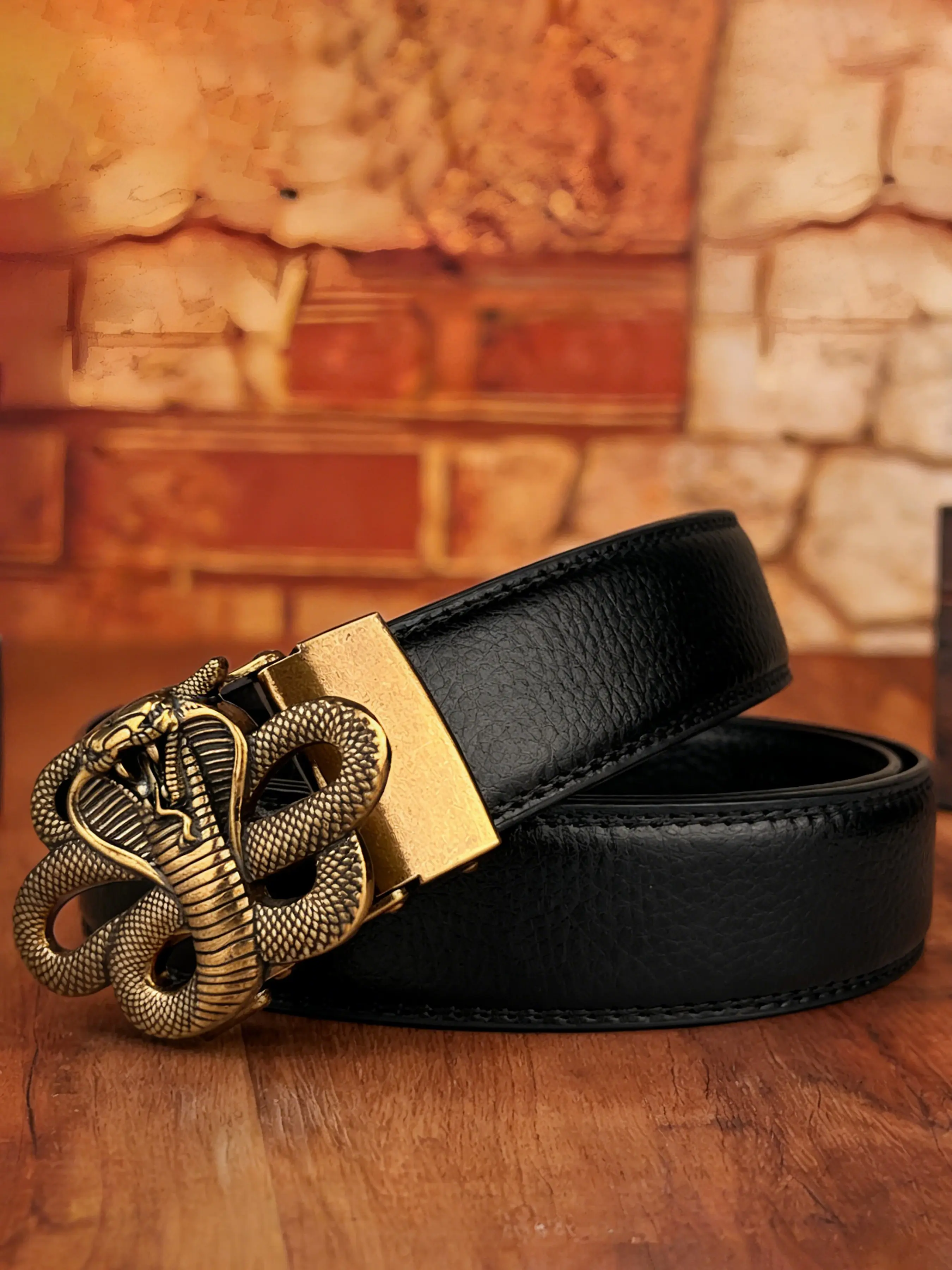 Men's retro style belt, Trendy belt with golden snake shaped relief design, alloy material automatic buckle, novel, street style belt, 3.5cm/1.38in wide solid color belt body, suitable for daily commuting, parties, Halloween gifts