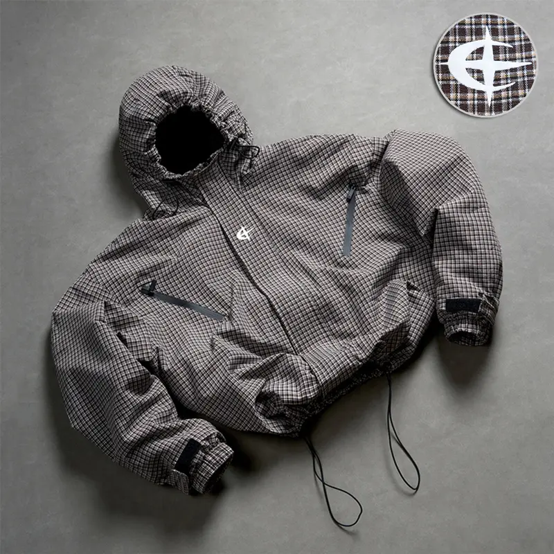 Men’s retro fine plaid hooded functional windproof jacket, loose short wide-cut zip-up outerwear with multiple slant zipper pockets and adjustable Velcro cuffs, suitable for everyday casual wear and outdoor hiking.