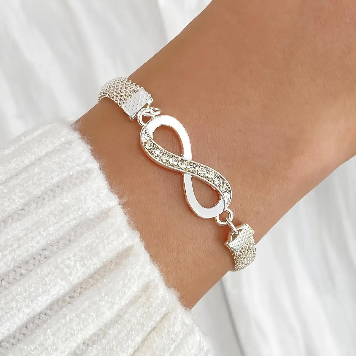 Fashionable and elegant infinity symbol shiny bracelet, suitable for everyday Valentine's Day gifts