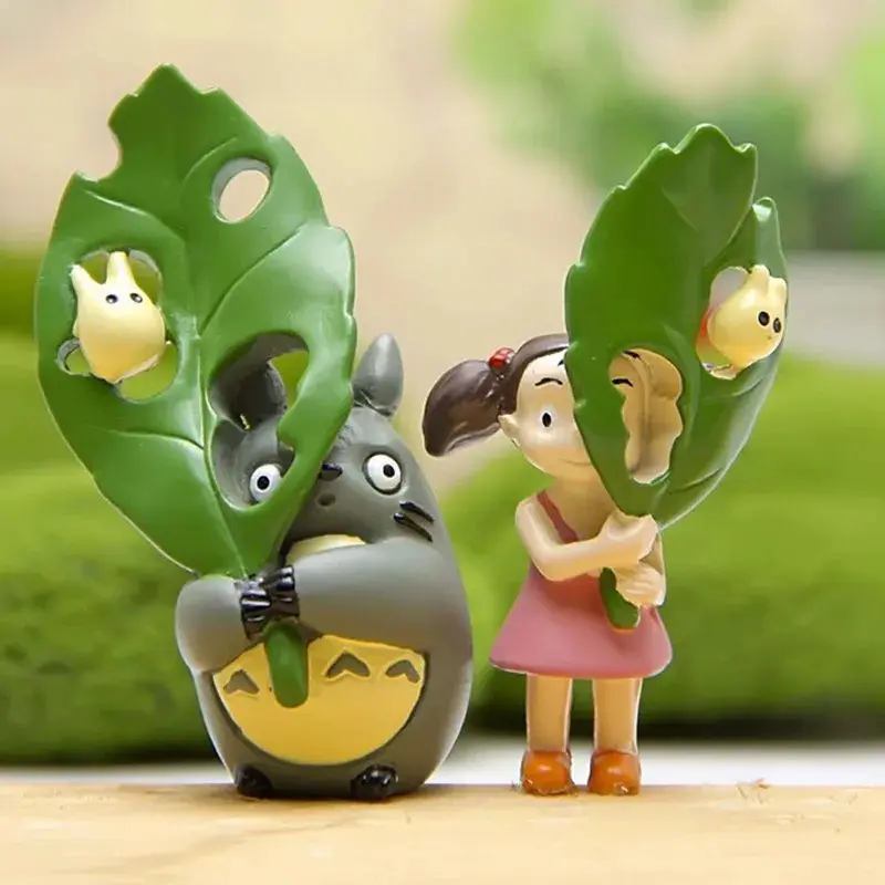 1Pcs Plastic Totoro Figurine - Cute Desktop Decoration Holding Leaf, Classic Novelty Toy Figure for Living Room Decor, Room Decorations, Birthday Gifts