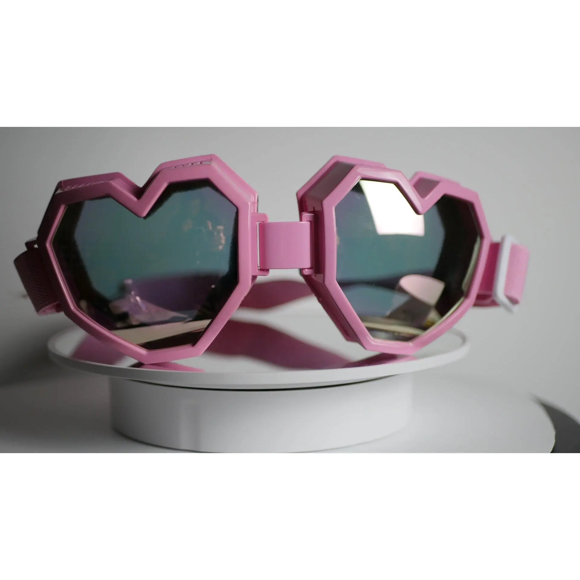HeartCore Snow Bunny - HeartCore Statement Goggles – Love Meets Cyberpunk - Edgy Futurism with Unique Angular Lenses & Glossy Black Frame - Adjustable Strap for Secure Fit - UV Protection - Perfect for Cosplay, Streetwear, and Fashion Shows - Masks