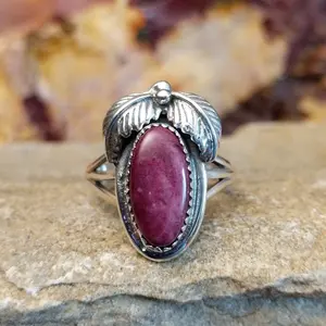 Navajo Made Oval Purple Spiny Oyster Shell Feathery Ring GJ-RNG-0199 Size 7.5