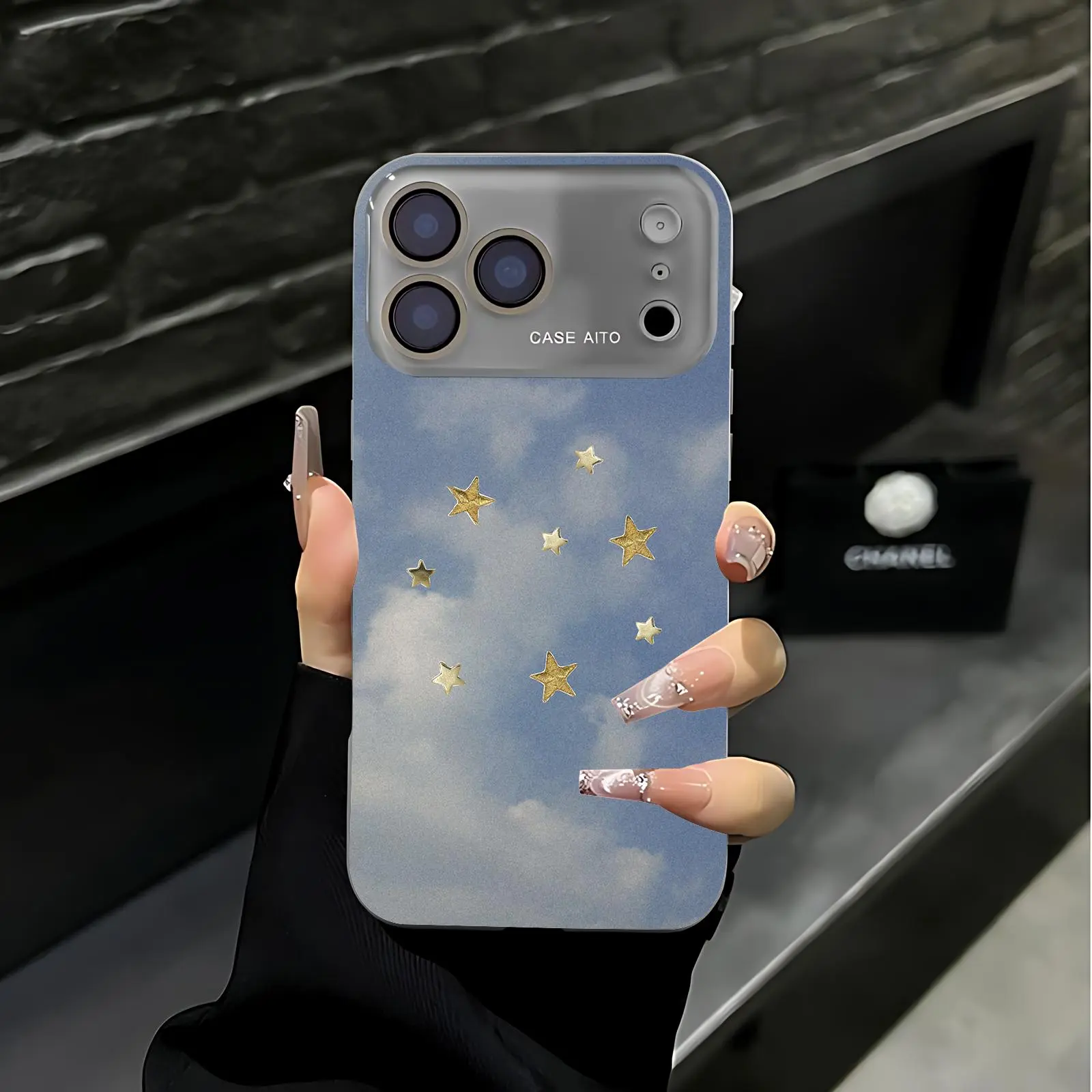 Simple white cloud and gold star phone case. Suitable for iPhone 17 Pro Max, 16 Pro Max, 15 Pro Max, and 14 Pro Max. Full lens protection. Also compatible with iPhone 15, 14, 13, and 12. Made of skin-friendly TPU material.