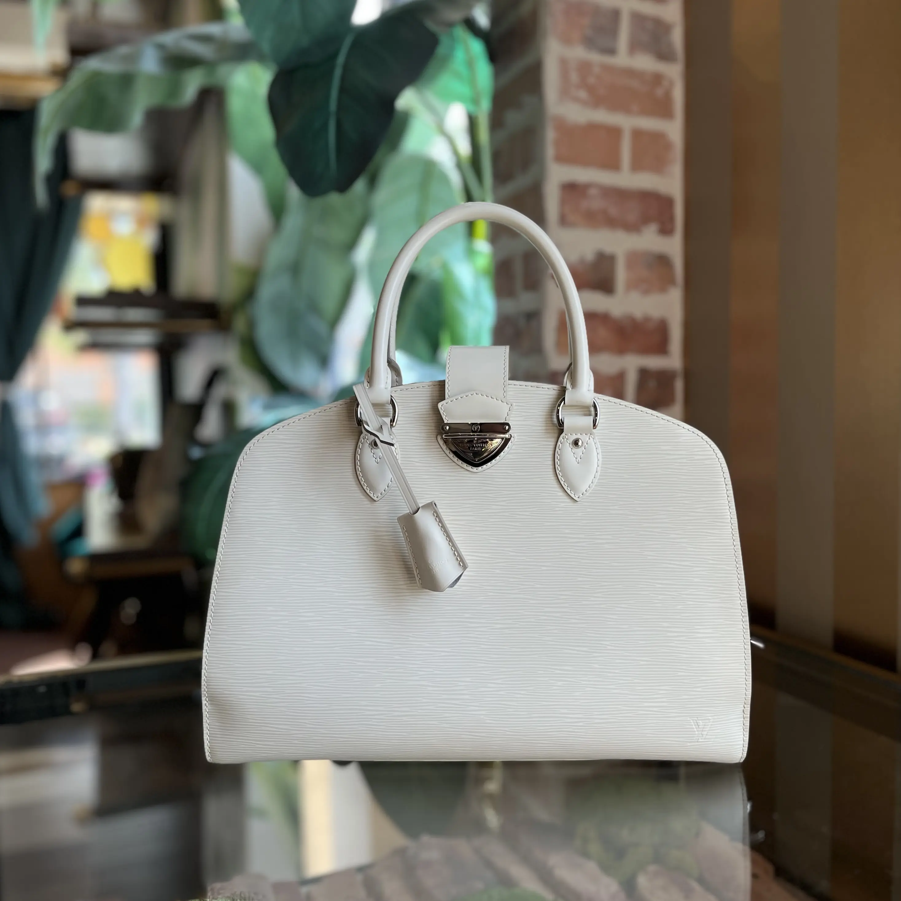 Pre-owned Louis Vuitton leather Shoulder Bags Pont Neuf White Epi Satchel Bag