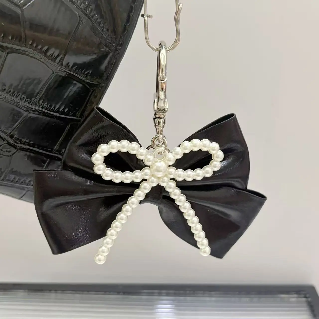 Black-white pearl bow