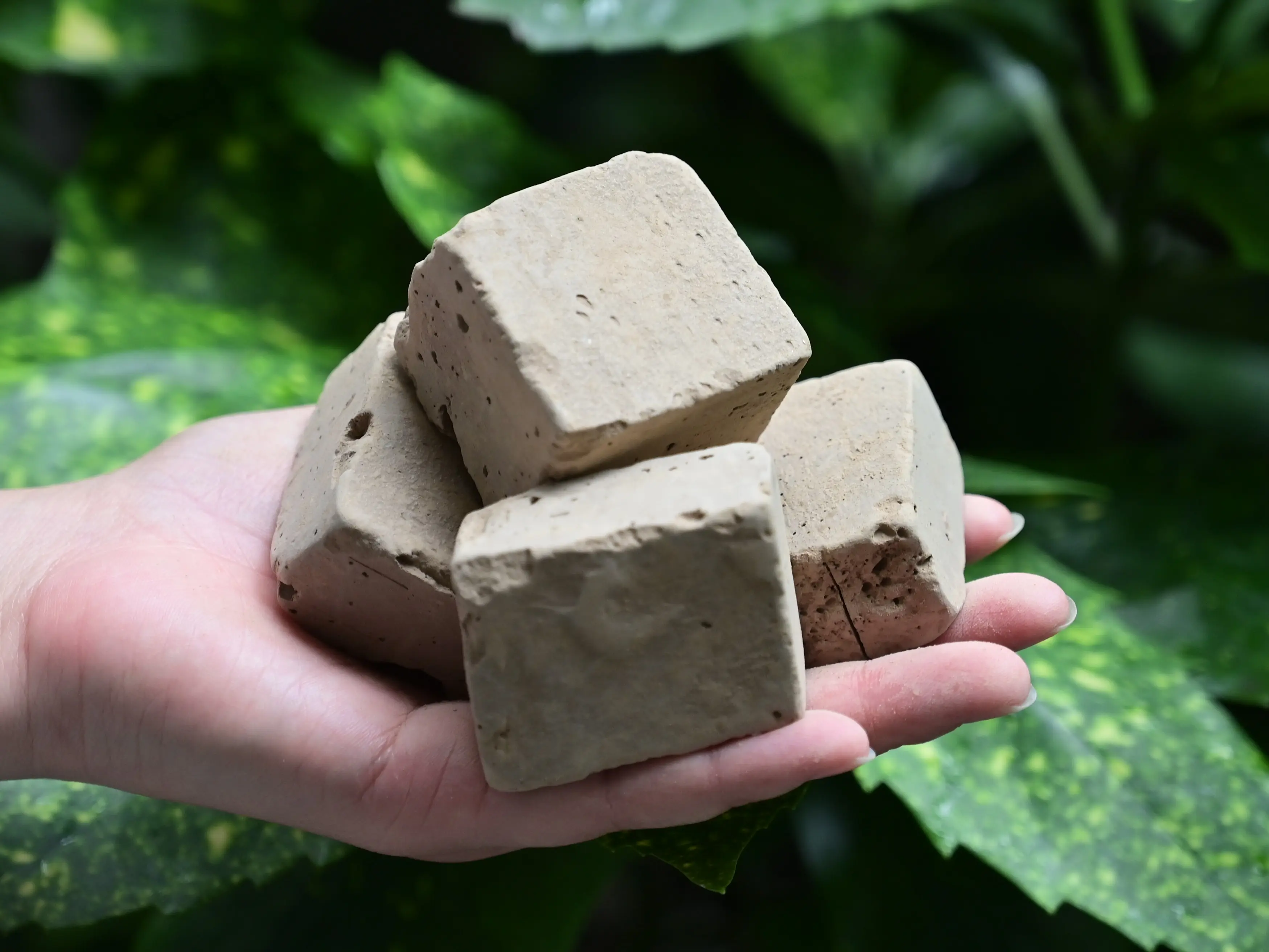 Pure Natural Yellowish-Brown Clay Lumps Edible Cosmetic-Grade Slightly Sticky 4oz 113g for Crafting Cosmetics Baking Cooking Ideal for Edible Cosmetic Uses
