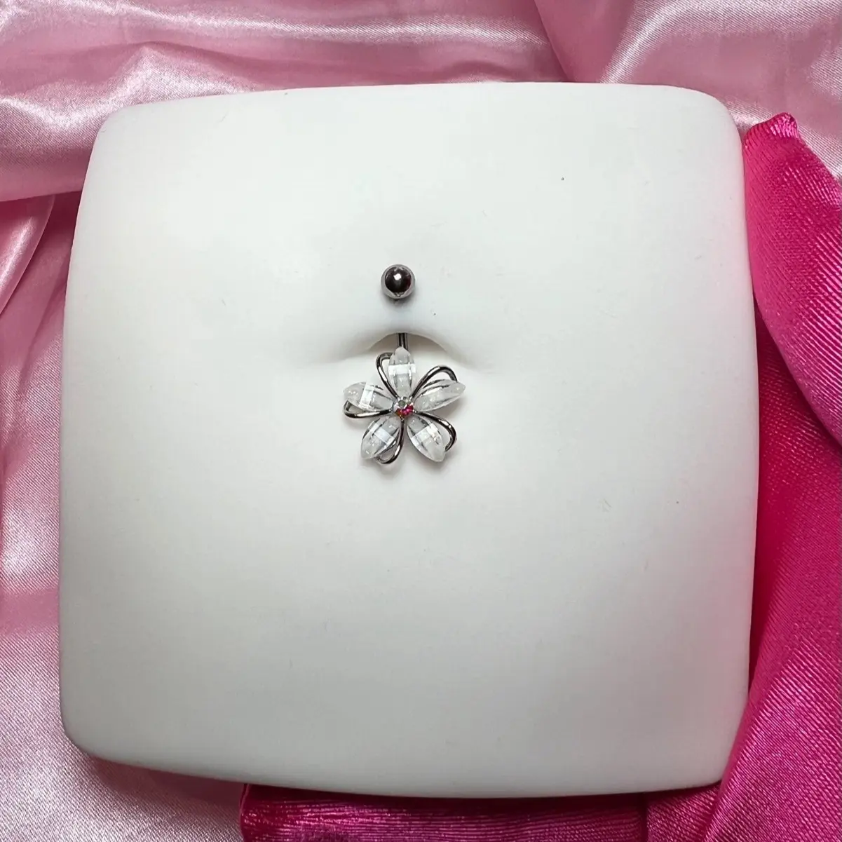 Flower Belly Ring - Simple Design with Gold Finish, Featuring a Flower and Gemstone Detail