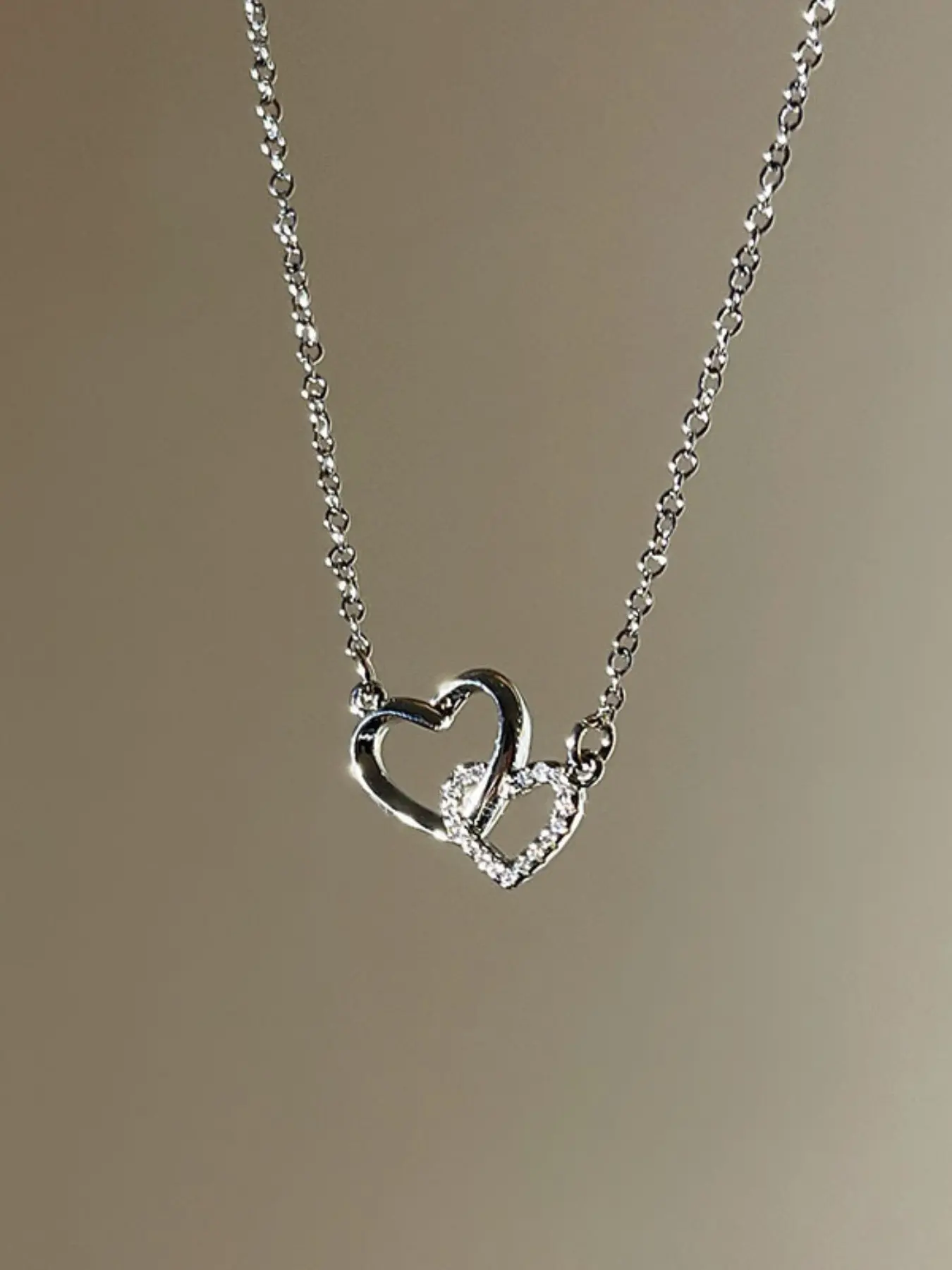 Charming Heart Pendant Necklace, Heart Shaped Necklace, Fashionable Linked Hearts Design, Perfect Gift for Her, Ideal for Casual Wear & Special Occasions, Love Necklace, Heart Design Jewelry