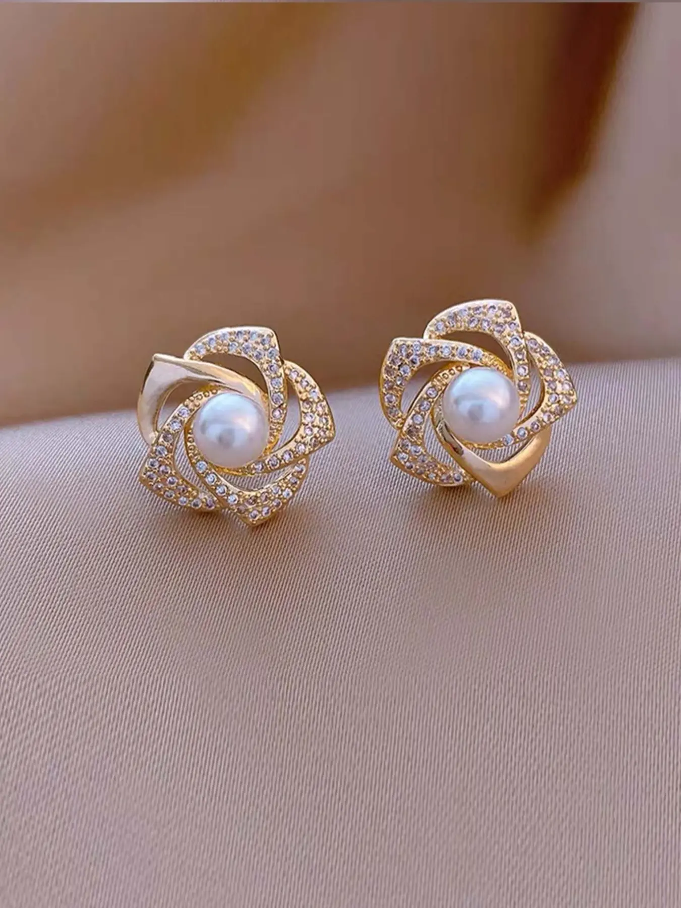 A pair of elegant, light luxury and simple women's earrings, Fashionable Earrings, Chic gorgeous Fashion Jewelry, in the shape of a rotating windmill with hollowed-out flowers, Classic style earrings