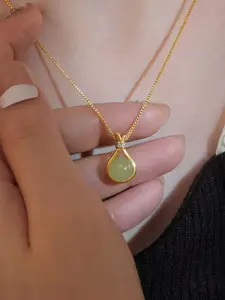 Vintage Faux Jade Fortune Bag Pendant Stainless Steel Necklace Pendant Design, Simple Elegance Women's Daily Wear Versatile Gift Jewelry