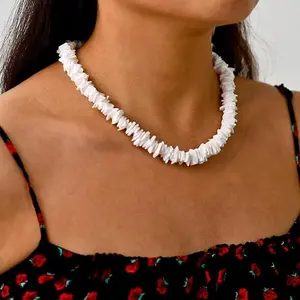 Chunky Shell Chip Necklace Choker for Women & Men – Y2K 90s Inspired Beach Jewelry, Hawaiian Surfer Boho Statement Necklace, Retro Festival Aesthetic, Summer Vacation Accessory in White, Black, Pink, Blue – Trendy Layered Fashion Jewelry Gift Idea