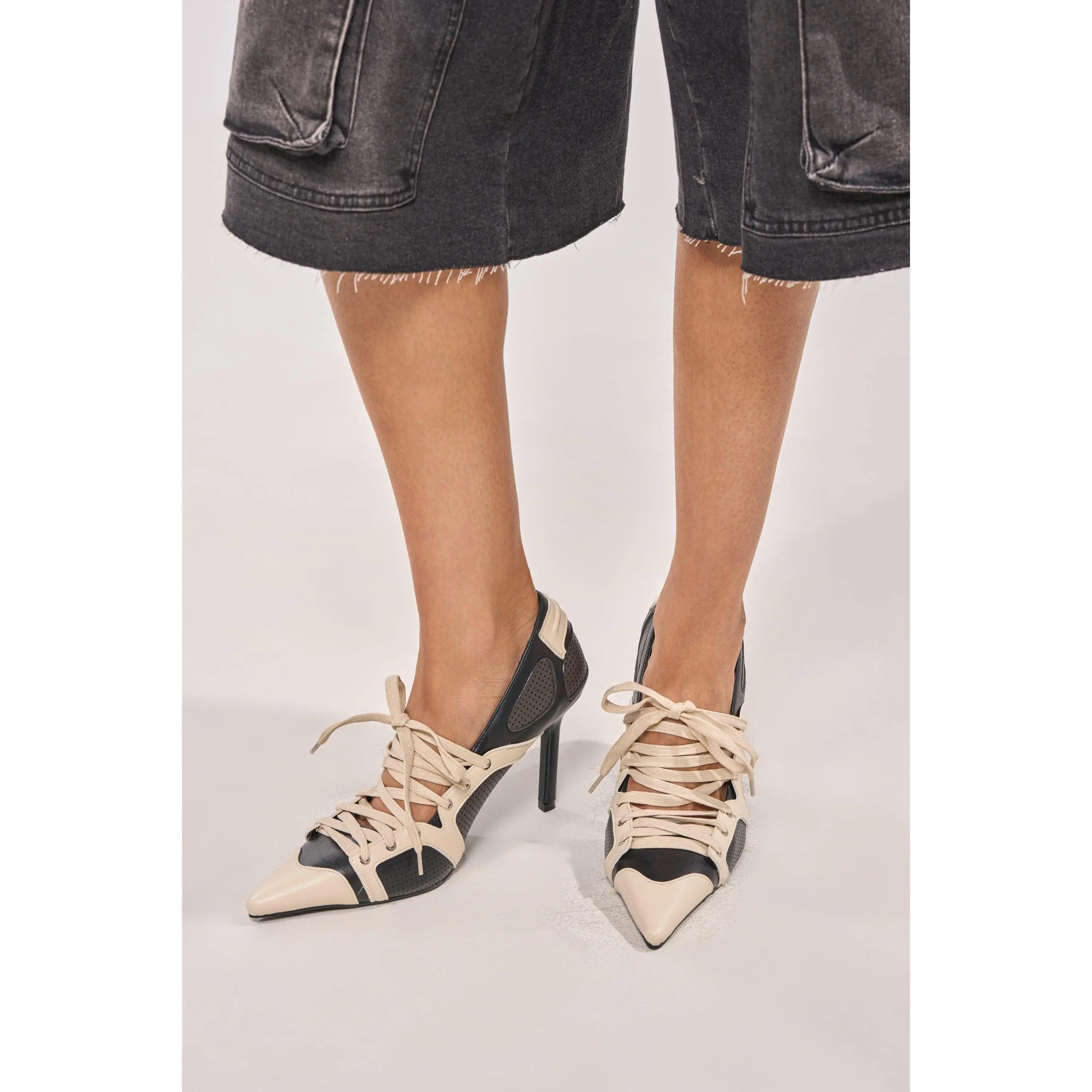 AZALEA WANG FIRE STRING BLACK AND CREAM SPORTY PUM