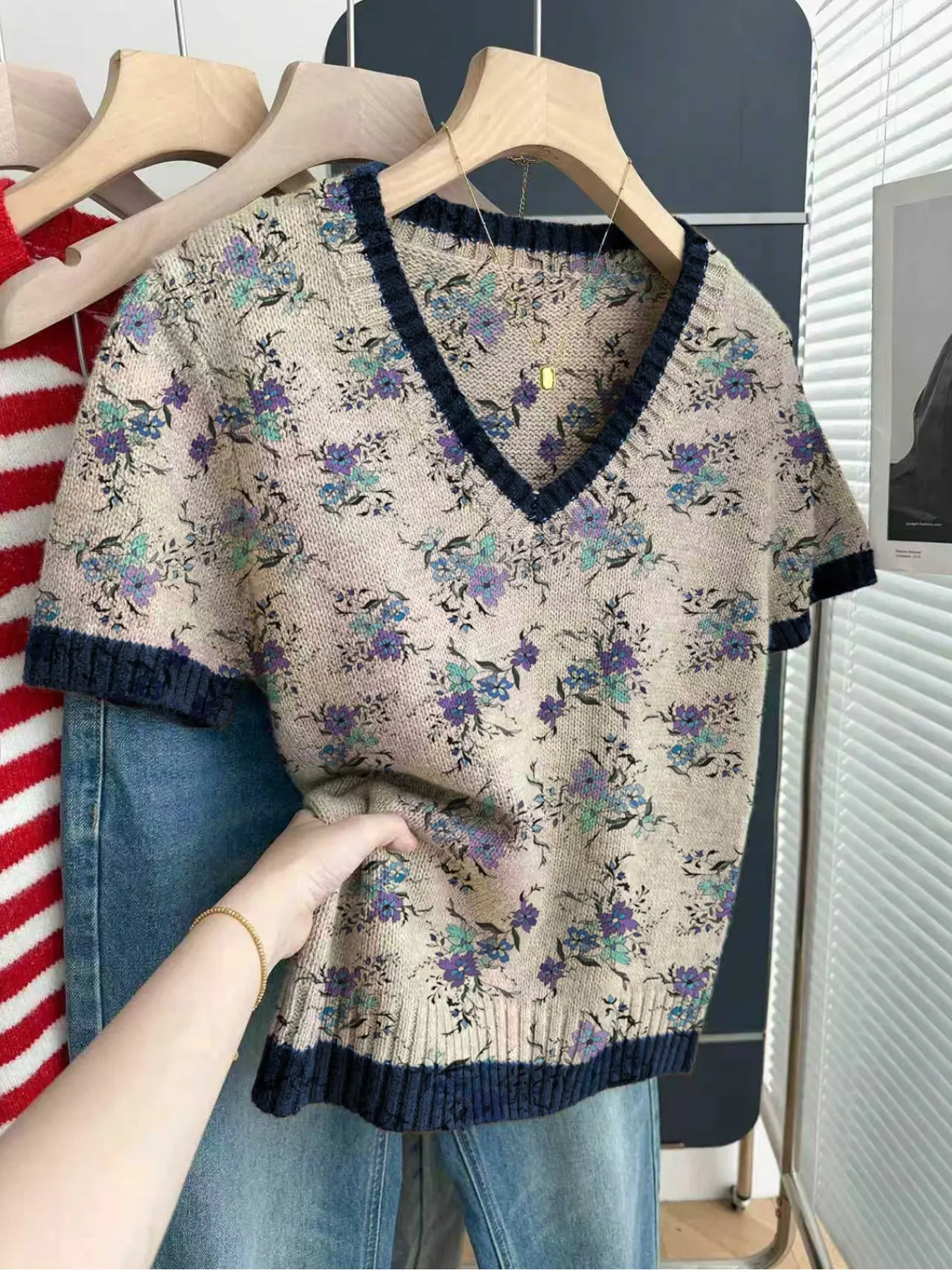 Casual loose V-neck short-sleeve knit top with contrast trim and floral cluster print. Perfect for spring andsummer, ideal for women's daily wear. Available in khaki and other styles.