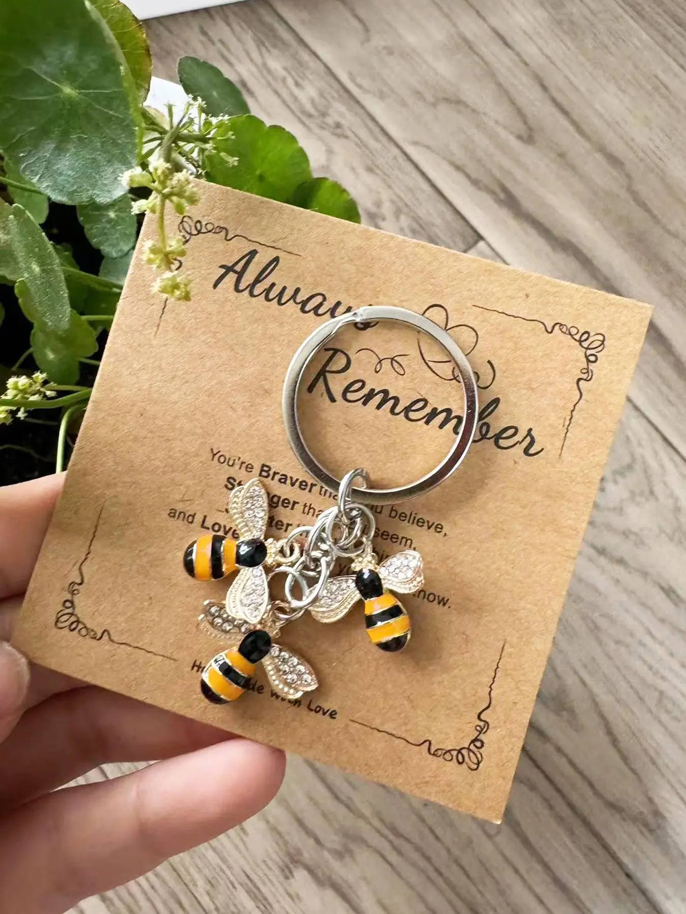 Cute Bee Design Keychain for Car Keys, Fashionable Alloy Keychain for Women & Men for Daily Decor, Trendy All-match Kawaii Accessories for Birthday Gift with Blessing Card, Stylish Keychain, Keychain for Bags