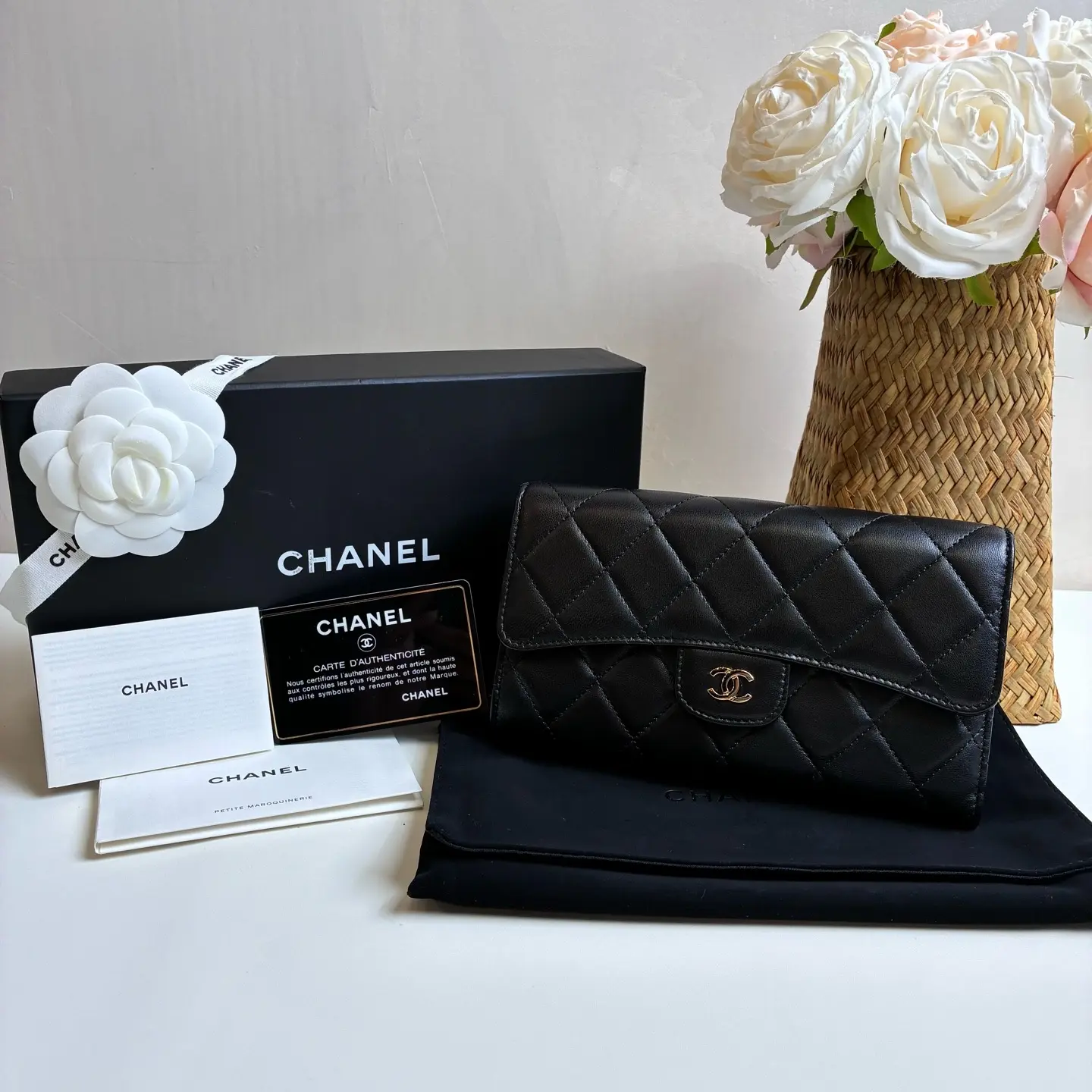Pre-owned CHANEL wallet lambskin