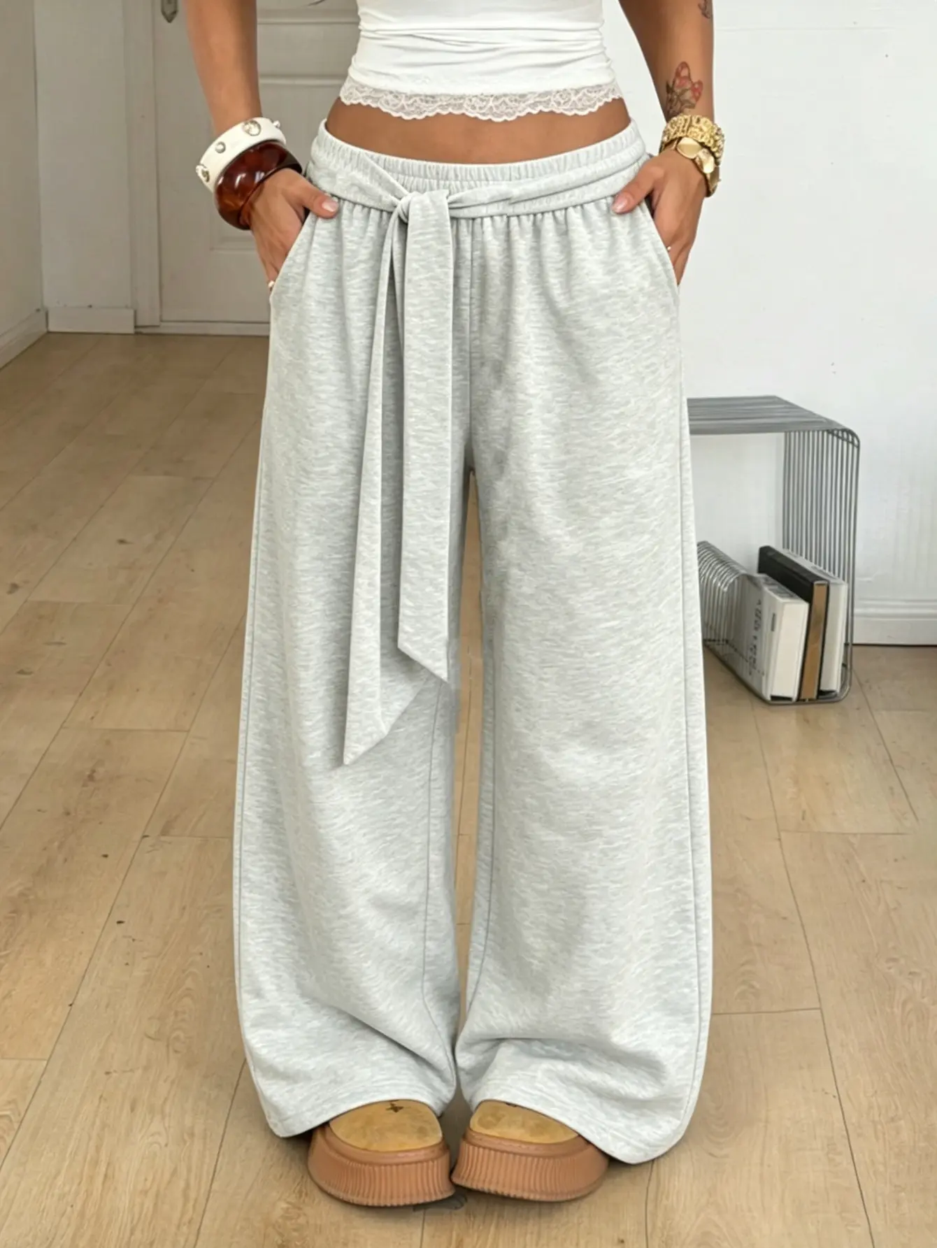 Women’s casual athletic pants, wide-leg design, drawstring elastic cuffs, street-style textured cotton, high-waisted wide fit, waist tie detail, floor-length, relaxed casual vibe, suitable for everyday outings and streetwear looks, no holiday/special occa