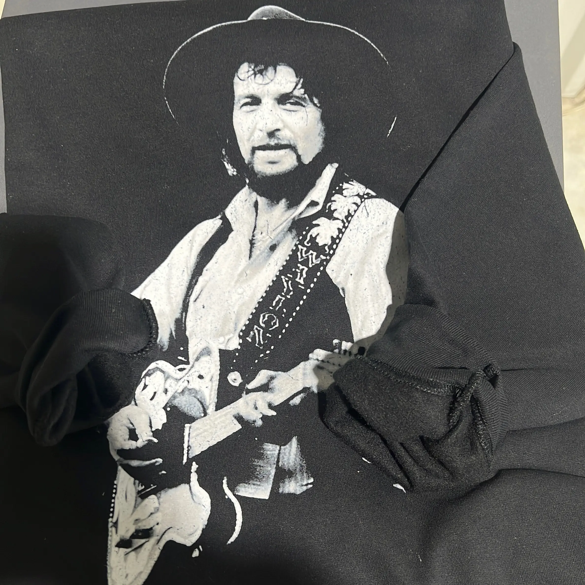Waylon J black and white T-shirt sweatshirt