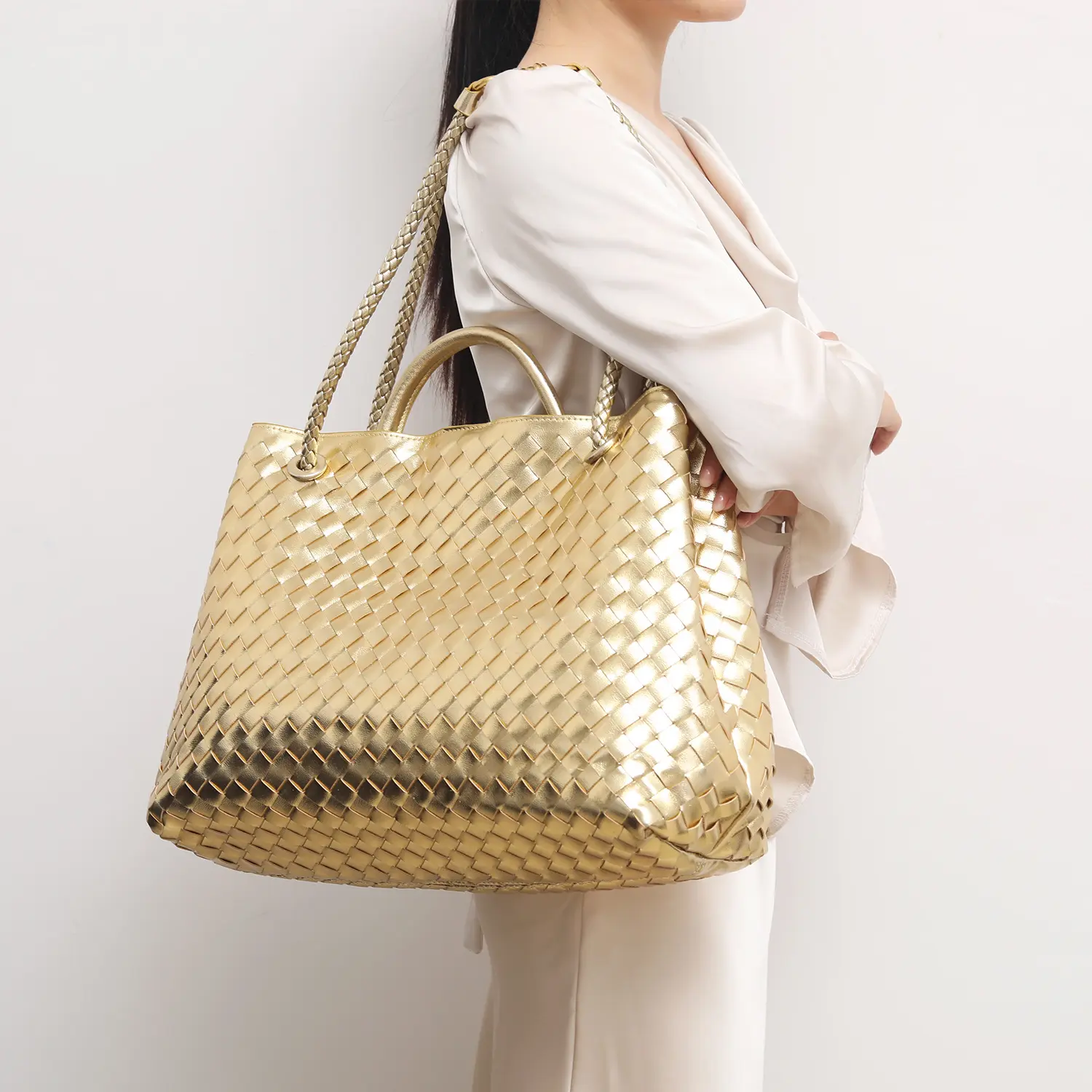 New hand-woven large-capacity tote bag, versatile for daily use, suitable for commuting, shoulder bag, crossbody bag, light luxury style