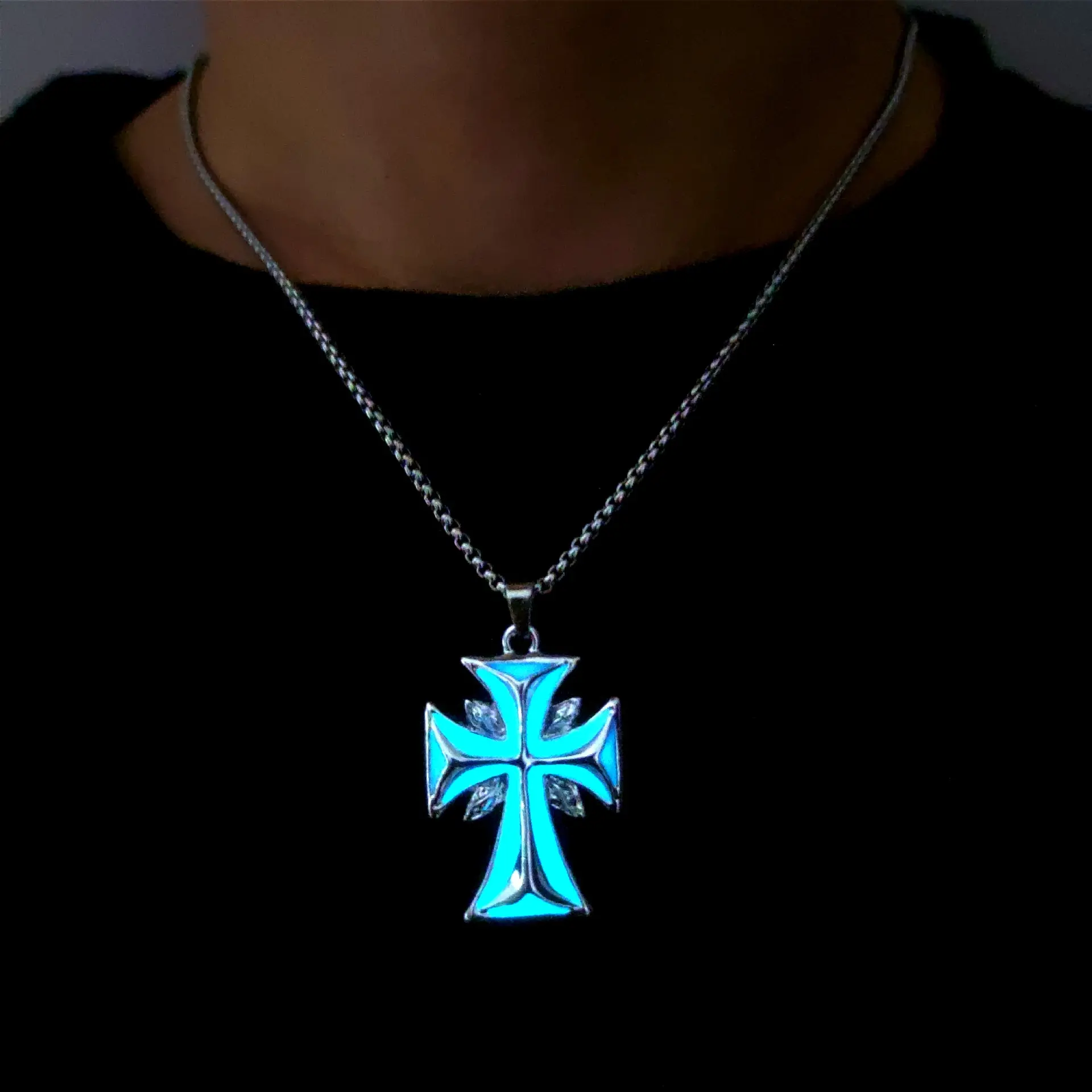 Men Cool Glow In Dark Cross Pendant Necklace, European Street Hip Hop Luminous Faith Jewelry Eye-catching Nightclub Statement Chain For Guys birthstones Bubble Initial y2k accessories day gift summerwins men's streetwear collars dainty heart name birthday