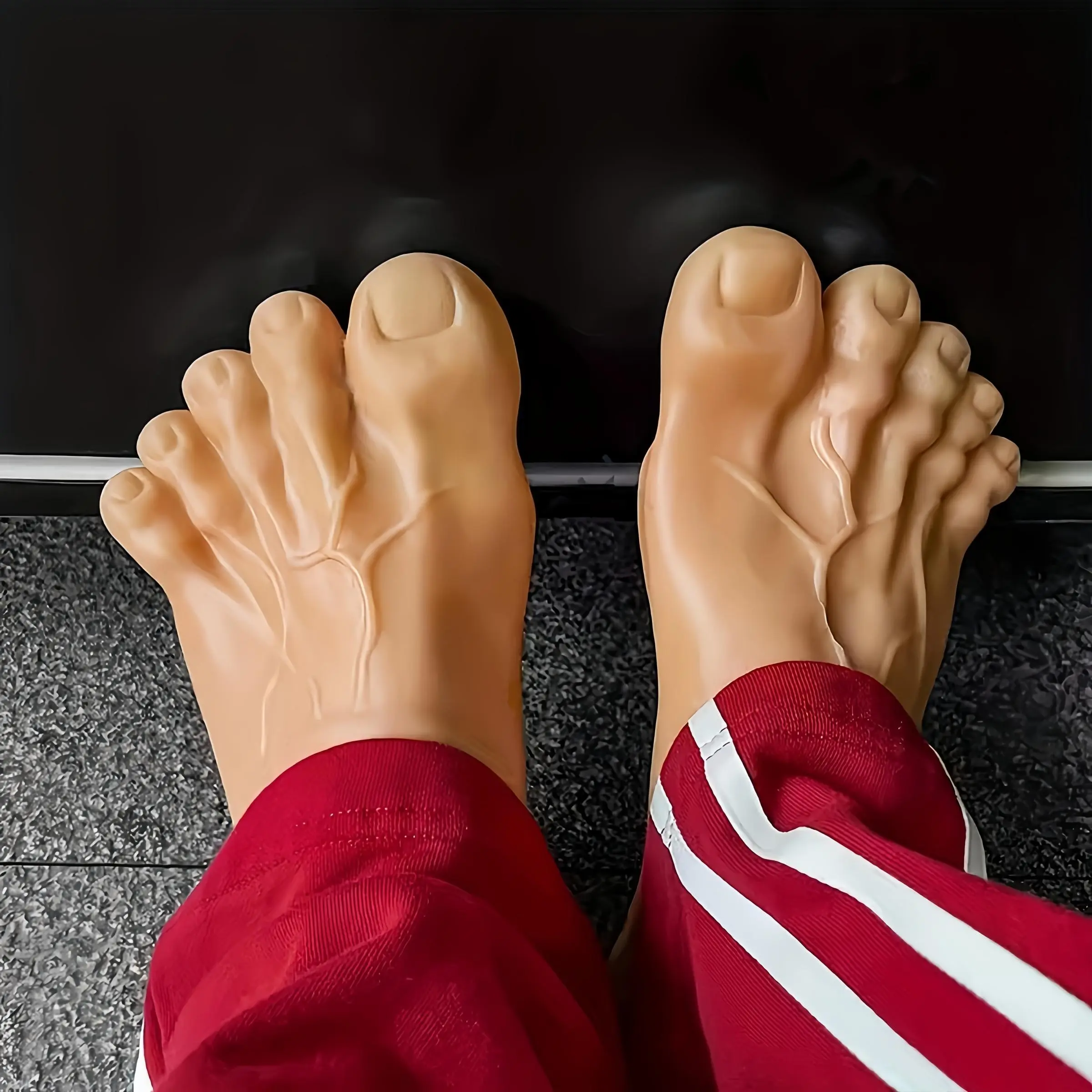 Funny Prank Shoes with Realistic Toenails, Oversized Design, Comedic Effect, Perfect for Halloween, Pranks and Costume Parties, Easy to Wear, Creative Prank Gag Gift