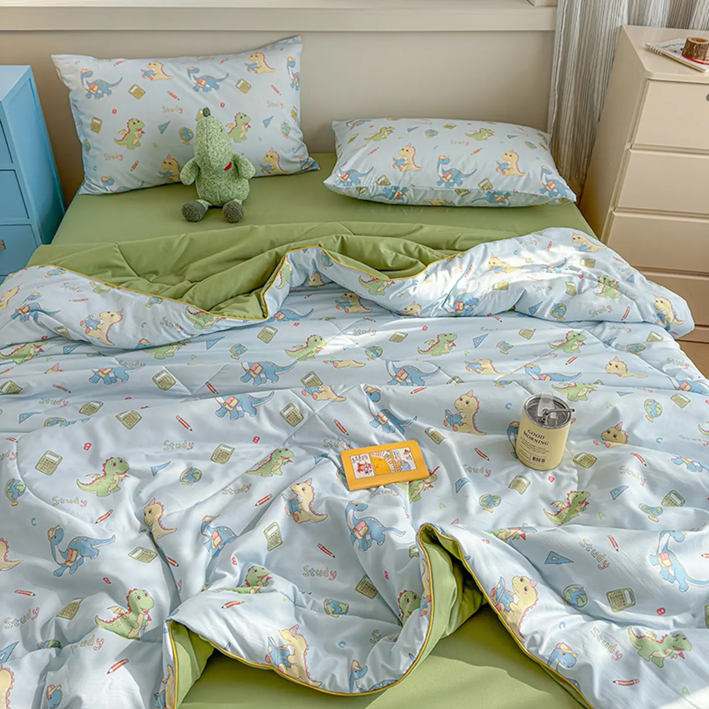 Lightweight Breathable Summer Quilt with Green Dinosaur Print Ultra-soft and skin-friendly air-conditioning quilt, perfect for summer use in bedrooms, offices, beds, living rooms, and home relaxation, Lightweight Quilts, Lightweight Bedding