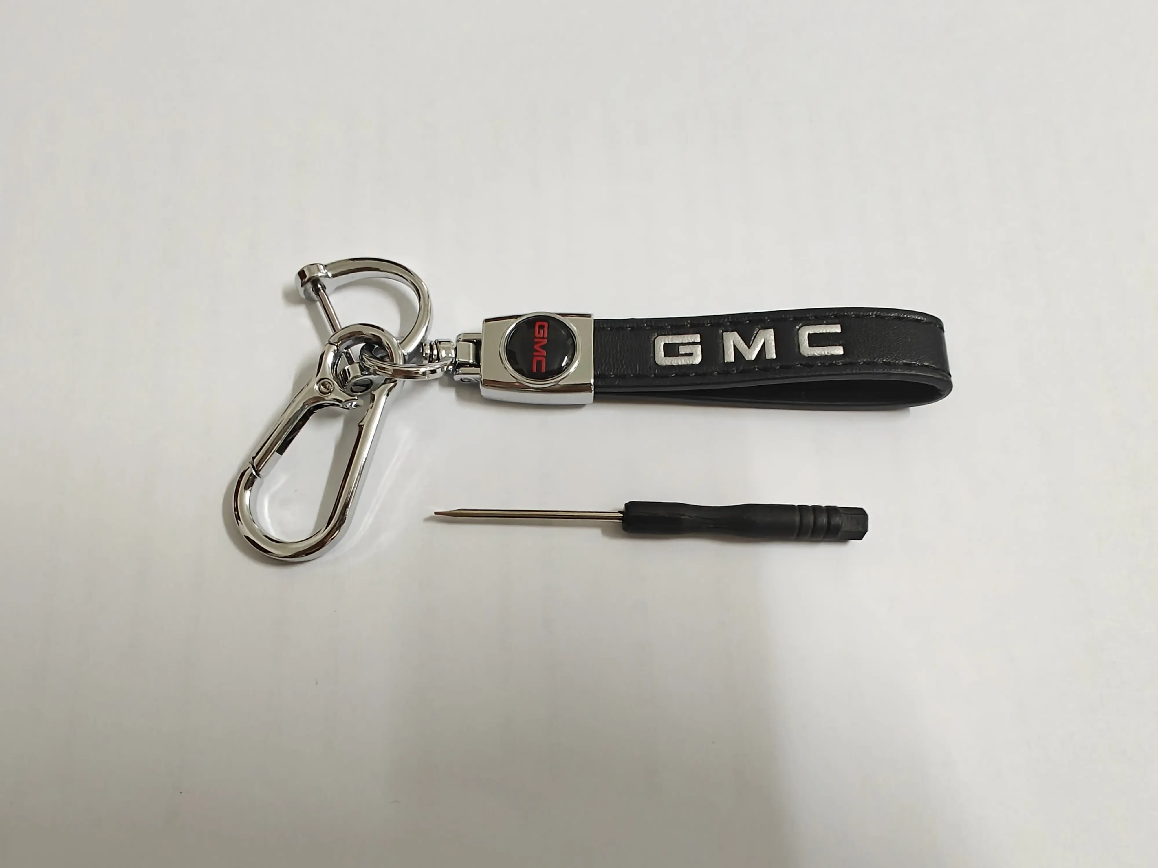 GMC leather keychain, metal key buckle, suitable for GMC models, specially designed and manufactured for all GMC models, high-quality keychain, car gift, car accessory
