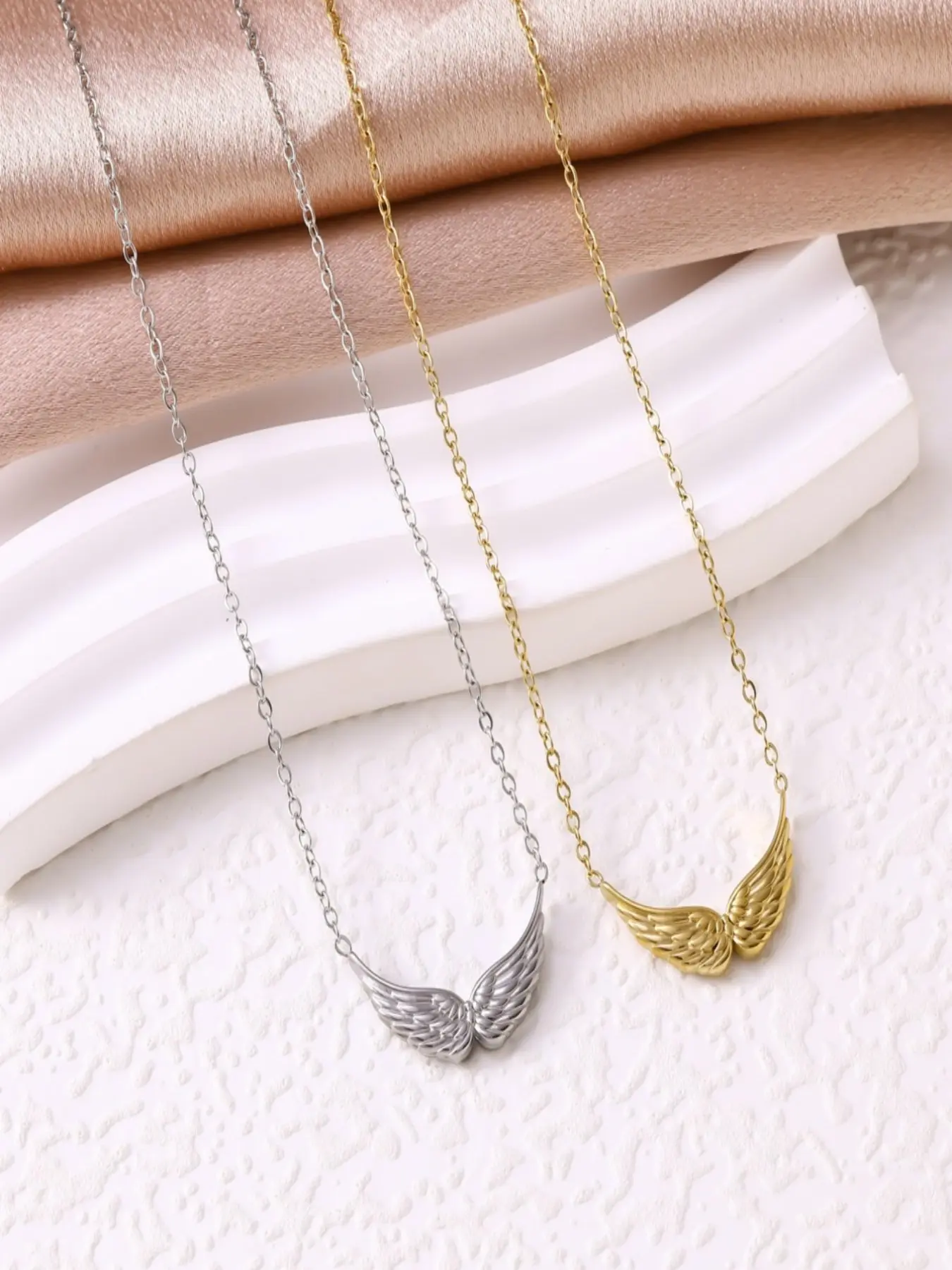 Allergy-Free Non-Fading Dual-Color Angel Wings Collarbone Chain, Dainty Chain, Chain Necklaces, Perfect for Women's Commute, Dates, Gifts, Multiple Occasions