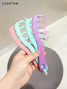 Good news for those with clumsy hands! Colorful lazy braiding comb tool, available in four macaron colors. The comb teeth can be easily divided into sections for braiding. You can easily handle high heads and centipede braids in one step. Even beginners c